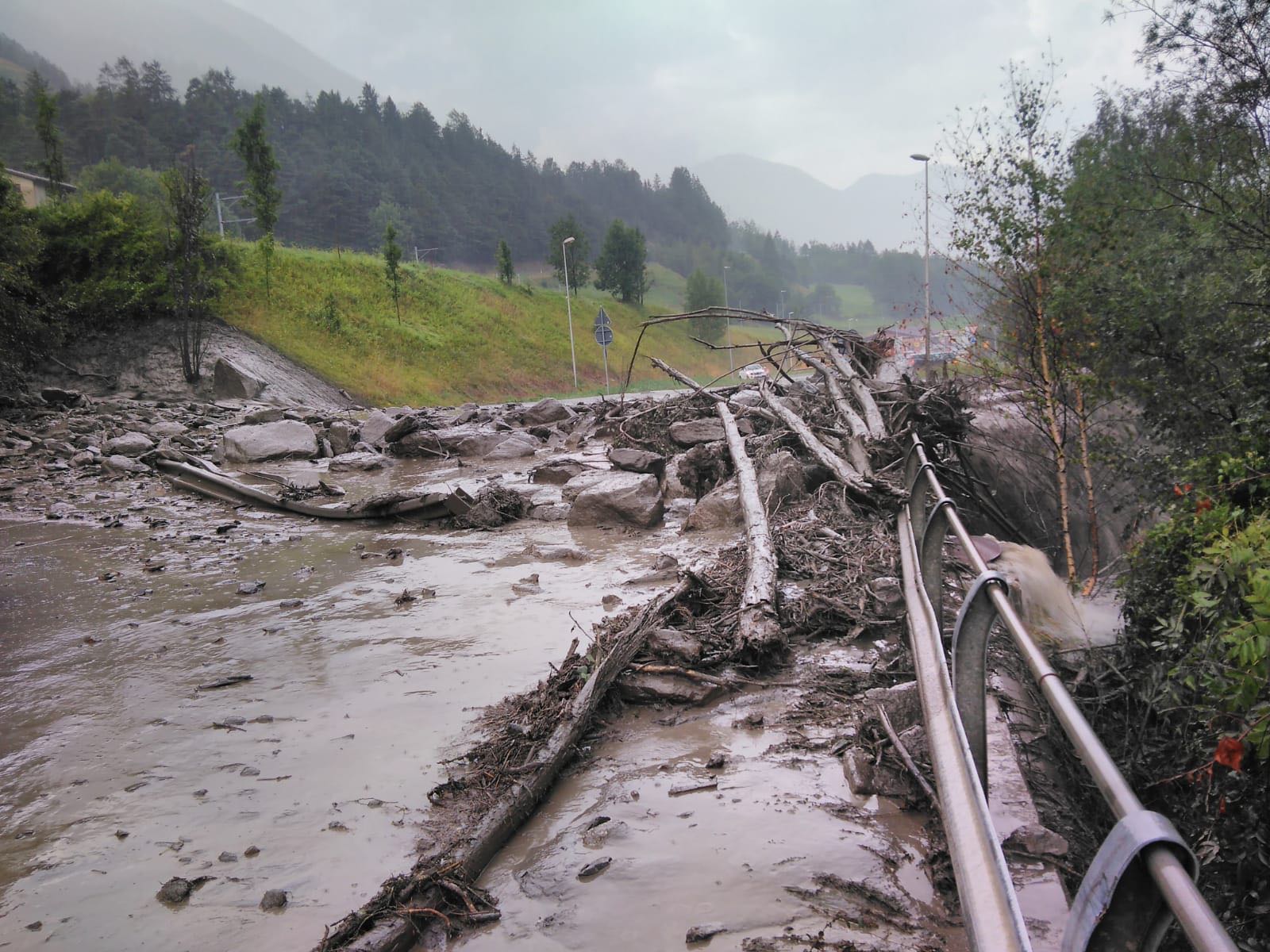 La route en direction du Grand-Saint-Bernard est coupée dans les deux sens